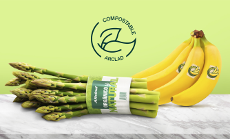 Espárragos y banano con etiquetas de material compostable Espárragos y banano con etiquetas de material compostable